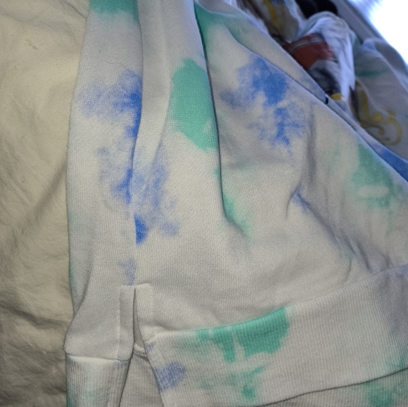 Super cute friend brand new crop top official XXL perfect for winter friends 😜 - Picture 10 of 11